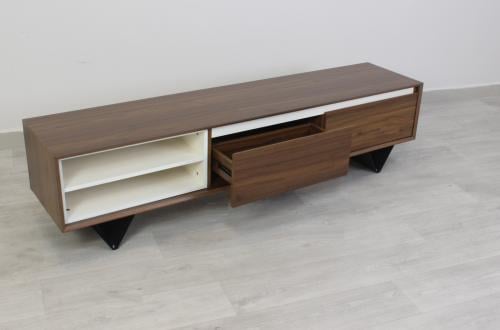 طاولة تلفزيون أنيقة مع تخزين عملي - خشبي