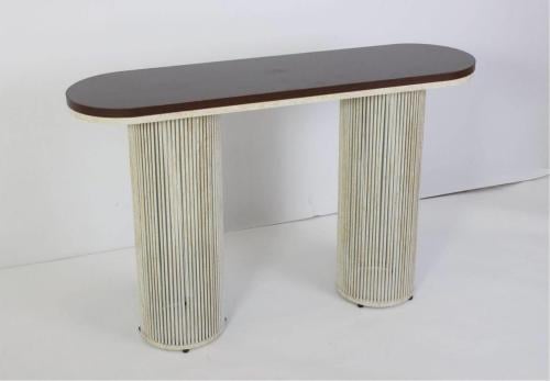 مدخل مكتب عصري بسطح خشبي