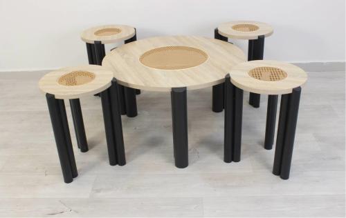 طقم طاولات خشبية بتصميم حديث - بيج