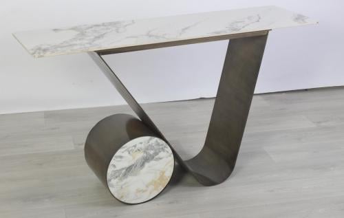 مدخل كونسول بسطح رخامي وقاعدة معدنية بتصميم فني