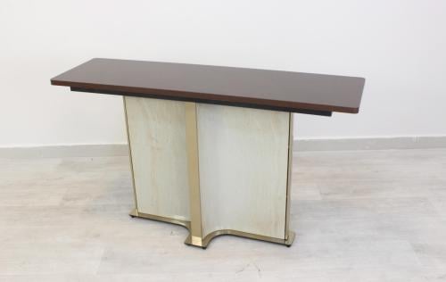 مدخل كونسول خشبي بسطح بني وقاعدة معدنية