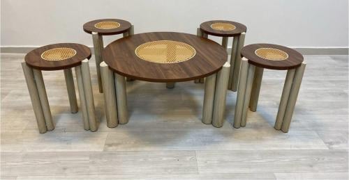 طقم طاولات خشبية بتصميم حديث - بني