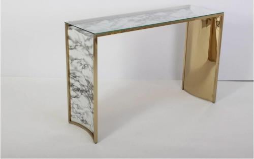 مدخل أنيق بقاعدة رخام وسطح زجاجي