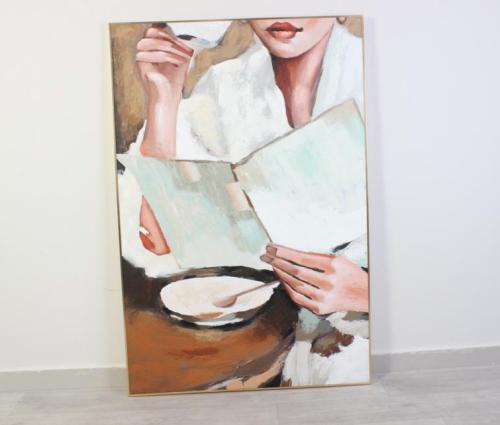 لوحة جدارية - إمراة تقرأ