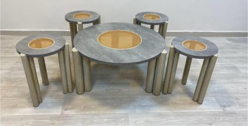 طقم طاولات خشبية بتصميم حديث وأنيق - رمادي