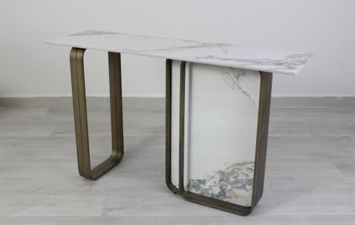 طاولة مدخل بسطح رخامي لؤلؤي وإطار معدني برونزي أنيق