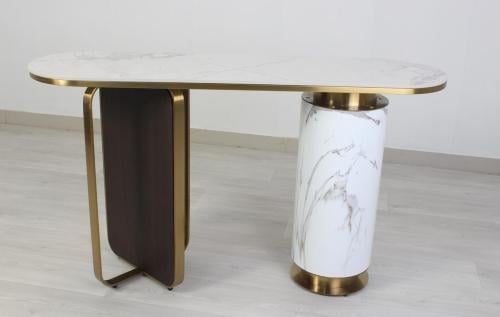 مدخل مكتب رخامي بأطراف ذهبية