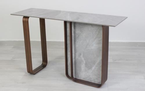طاولة مدخل بسطح رخامي رمادي وإطار معدني برونزي أنيق