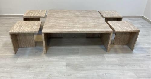 طقم طاولات خشبية بلمسة طبيعية وعصرية - 5 قطع