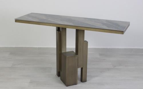 مدخل منزل بقاعدة حديدية وسطح رخامي