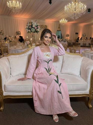 فستان الوردة بينك