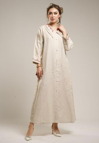 ثوب بيياقة مطرزة