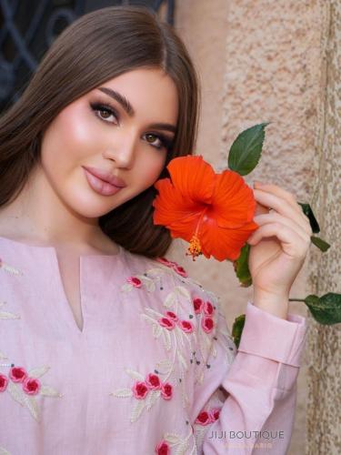 ثوب تطريز ورود بارز