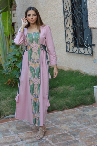 ثوب بينك مع تطريز