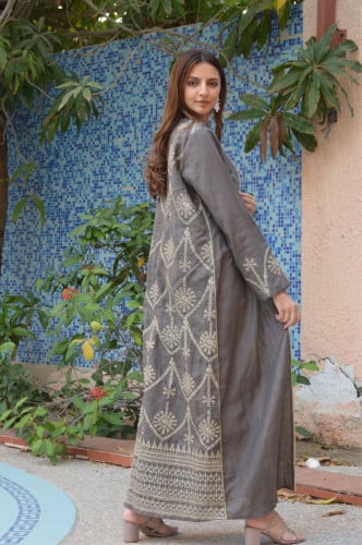 عباية مطرزة بيج غامق