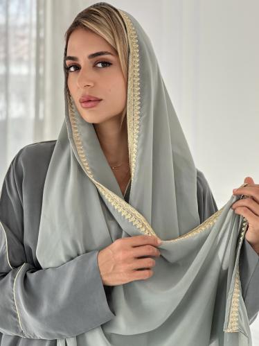 عباية بطرحة مطرزة