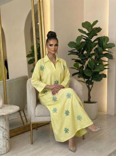 ثوب مطرز ورود