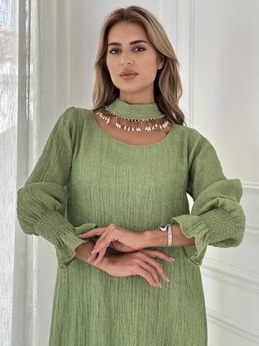 فستان مع لولو على الرقبة