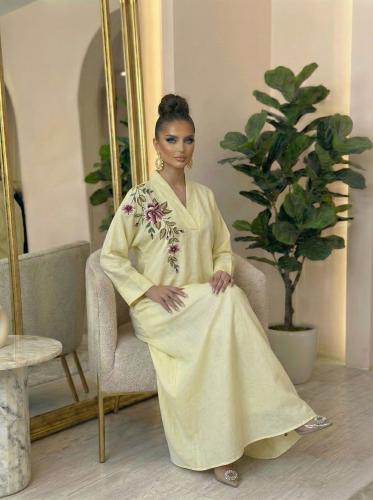 ثوب بينك مطرز