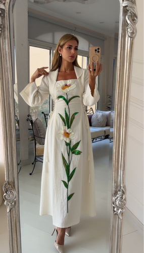 فستان الوردة اوف وايت