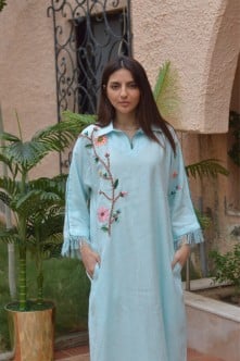 ثوب سماوي مطرز