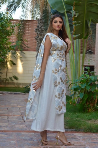 ثوب مع شال مطرز