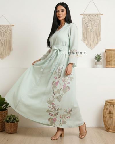 فستان مطرز مع حزام