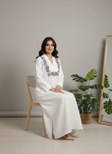 ثوب مطرز على الصدر