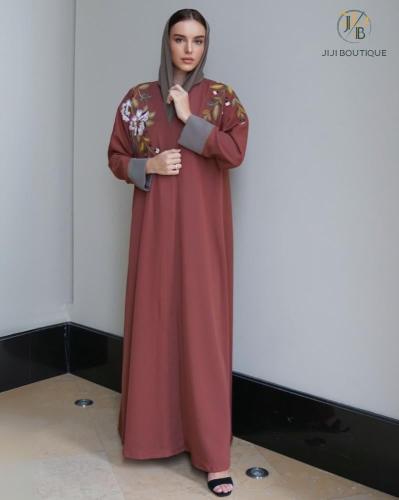 عباية كريب لونين تطريز يدوي عبايات جيجي بوتيك
