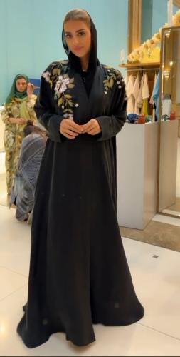 عباية أسود حرير مغسول تطريز يدوي ورد