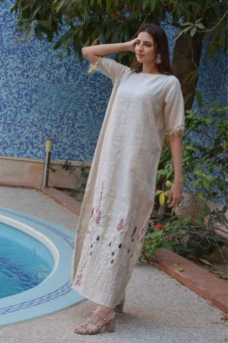ثوب بيج مطرز