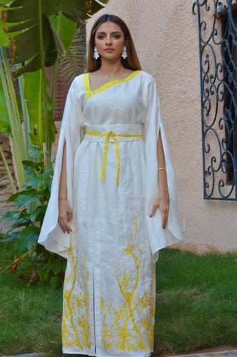 ثوب بتطريز اصفر