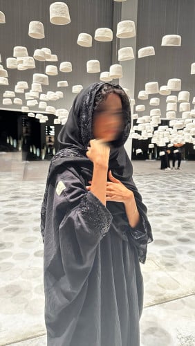 عباية مع شك بالأكمام والطرحة اسود