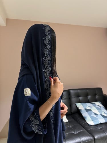 عباية مع شك بالأكمام والطرحة