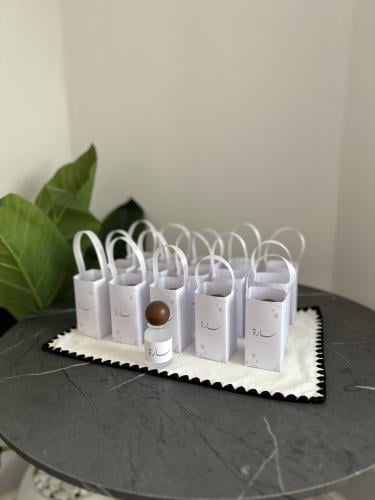 12 عطر مع الكيس