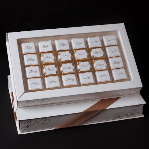 علبة شكولاتة مع كرت إهداء