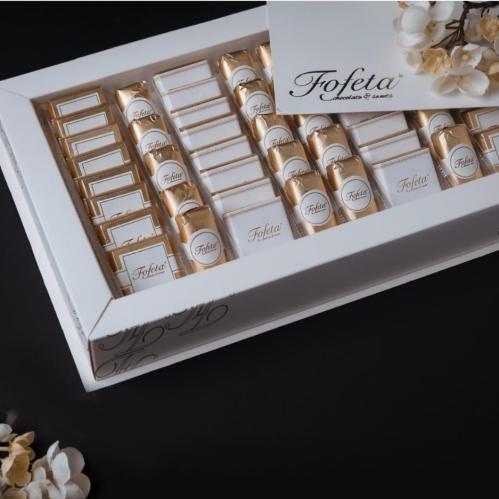 علبة شكولاتة مع كرت إهداء