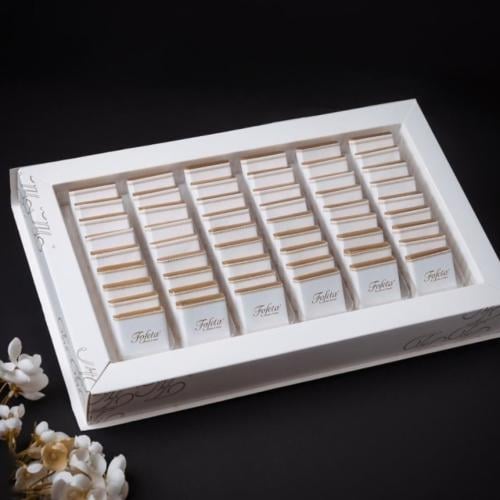 علبة شكولاتة مع كرت إهداء