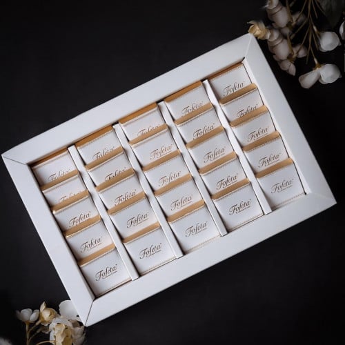 علبة شكولاتة مع كرت إهداء