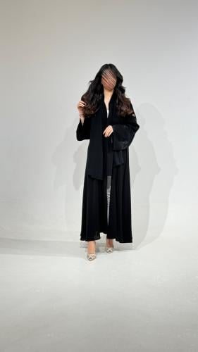 ملكي مع أكمام مطرزه فراشة أسود