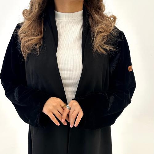 شامواة أسود مع أكمام مطرزه مخمل