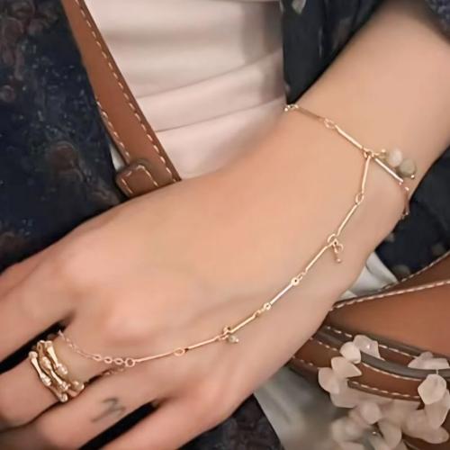 كف مطلي بالذهب بالأحجار الطبيعيه