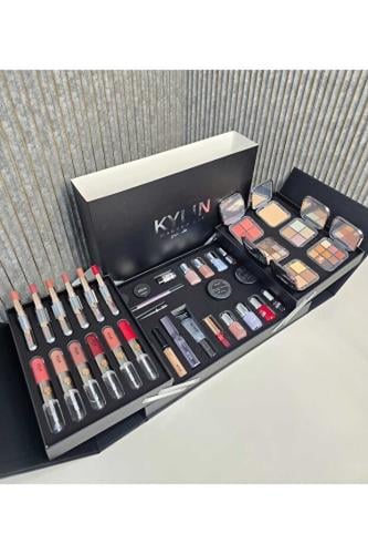 بوكس مكياج من كايلين