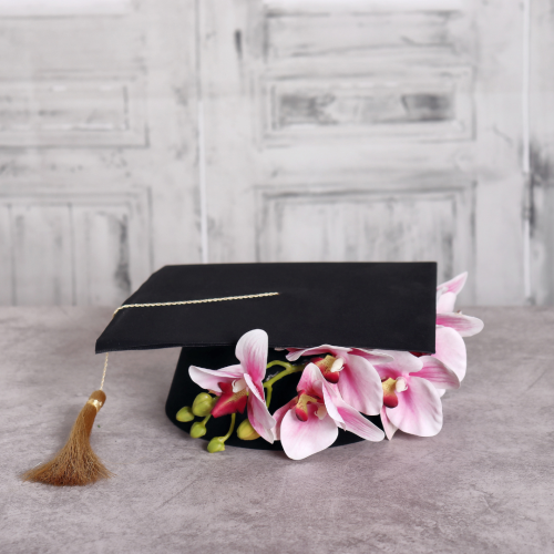 قبعة تخرج مزينة بورد