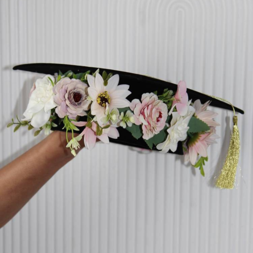 قبعة تخرج مزينه بالورد