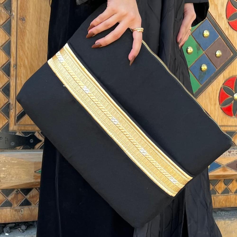 اسود مع ذهبي