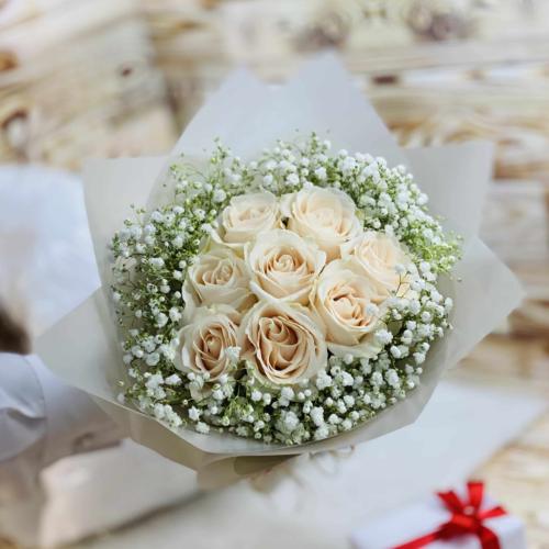 باقة ورد بيضاء راقية: الهدية الفخمة المثالية