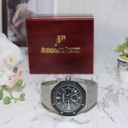 ساعة Audemars Piguet Royal Oak كرونوغراف معروضة مع صندوق هدايا رجالية