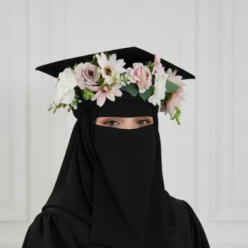 طاقية تخرج بالورد