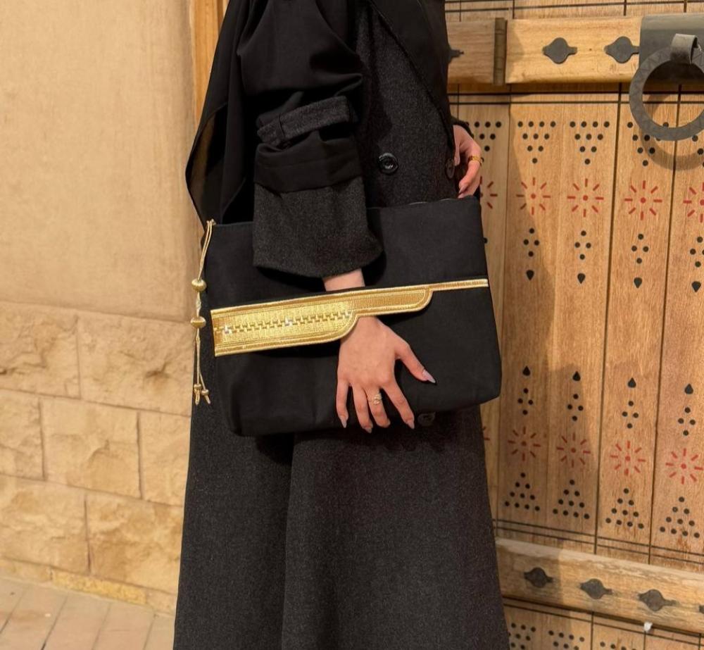 اسود مع ذهبي
